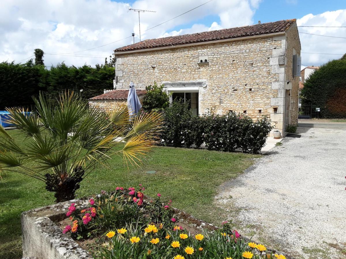 Gite " Les Tourterelles" Thaims Exterior photo