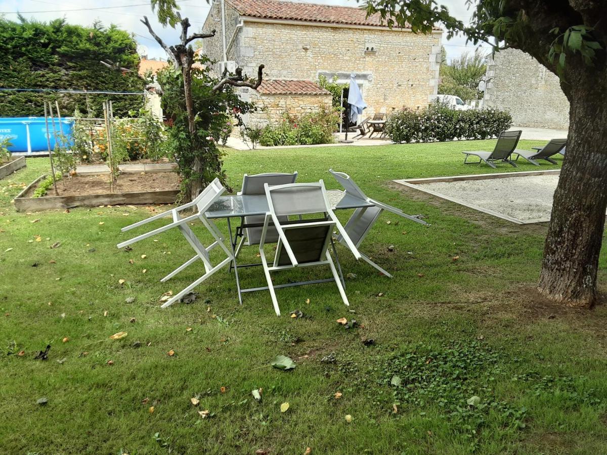 Gite " Les Tourterelles" Thaims Exterior photo